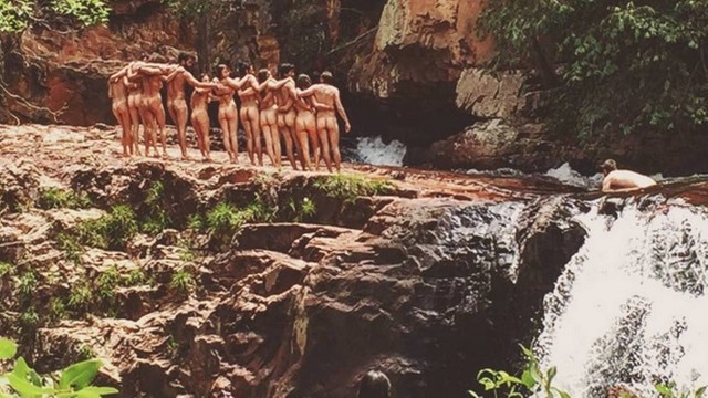 Atores globais postam foto nus em lugar paradísico  
