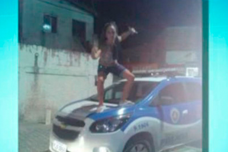 Mulher vai presa após postar foto fazendo pose em cima de viatura 