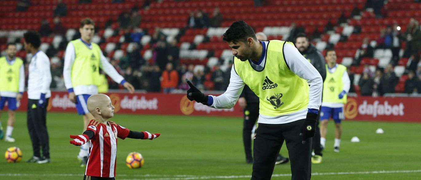 Menino com câncer ganha título de gol do mês, em campeonato inglês