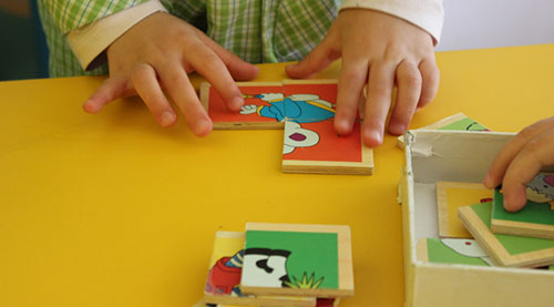 Homem pula muro de creche na China e ataca 11 alunos a golpes de faca 