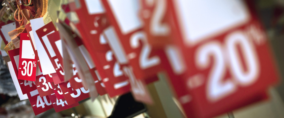 Comércio corre atrás de consumidores com ofertas de até 70% de descontos