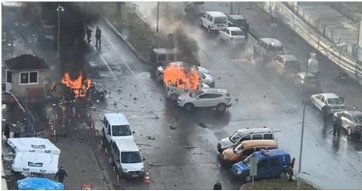 Carro-bomba explode e mata dois na Turquia