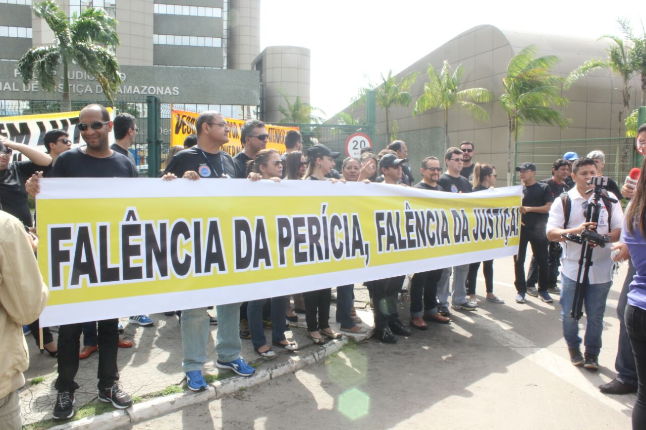 Peritos fazem manifestação em frente a sede do Tribunal de Justiça do Amazonas 