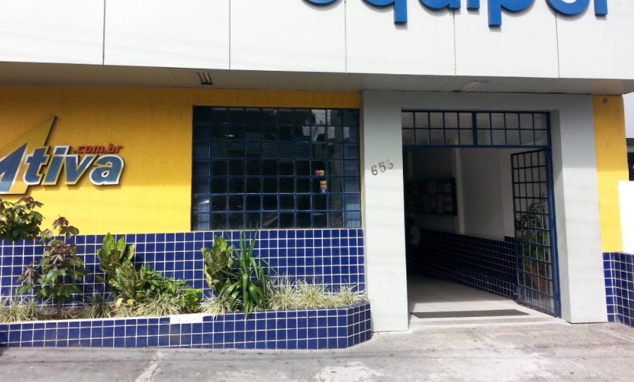 Bandidos invadem cursinho e assaltam alunos no Centro