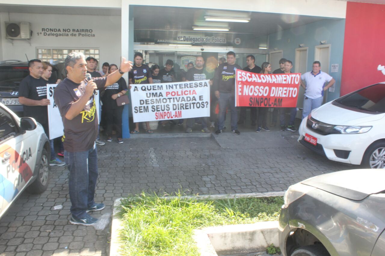 Policiais Civis do Amazonas fazem manifestação em frente ao 1º DIP