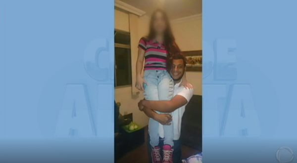 Pai mata ex-namorado da filha por compatilhar nudes nas redes sociais 