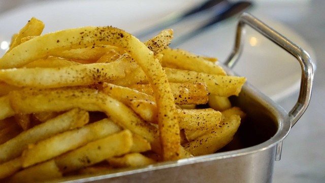 Mulher esfaqueia o namorado que comeu toda a batata frita no jantar