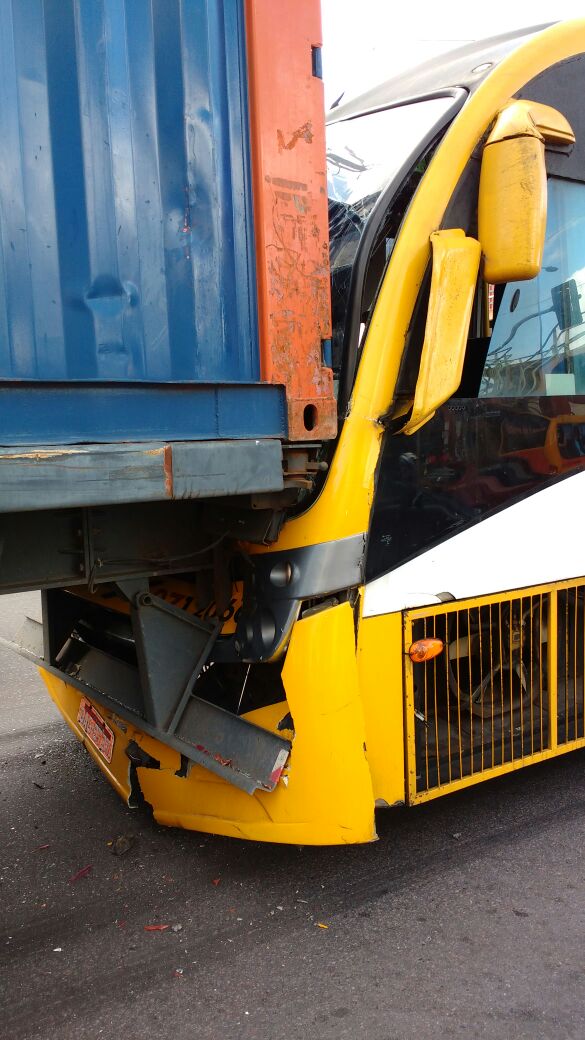 Motorista de ônibus fica preso às ferragens após acidente em Manaus