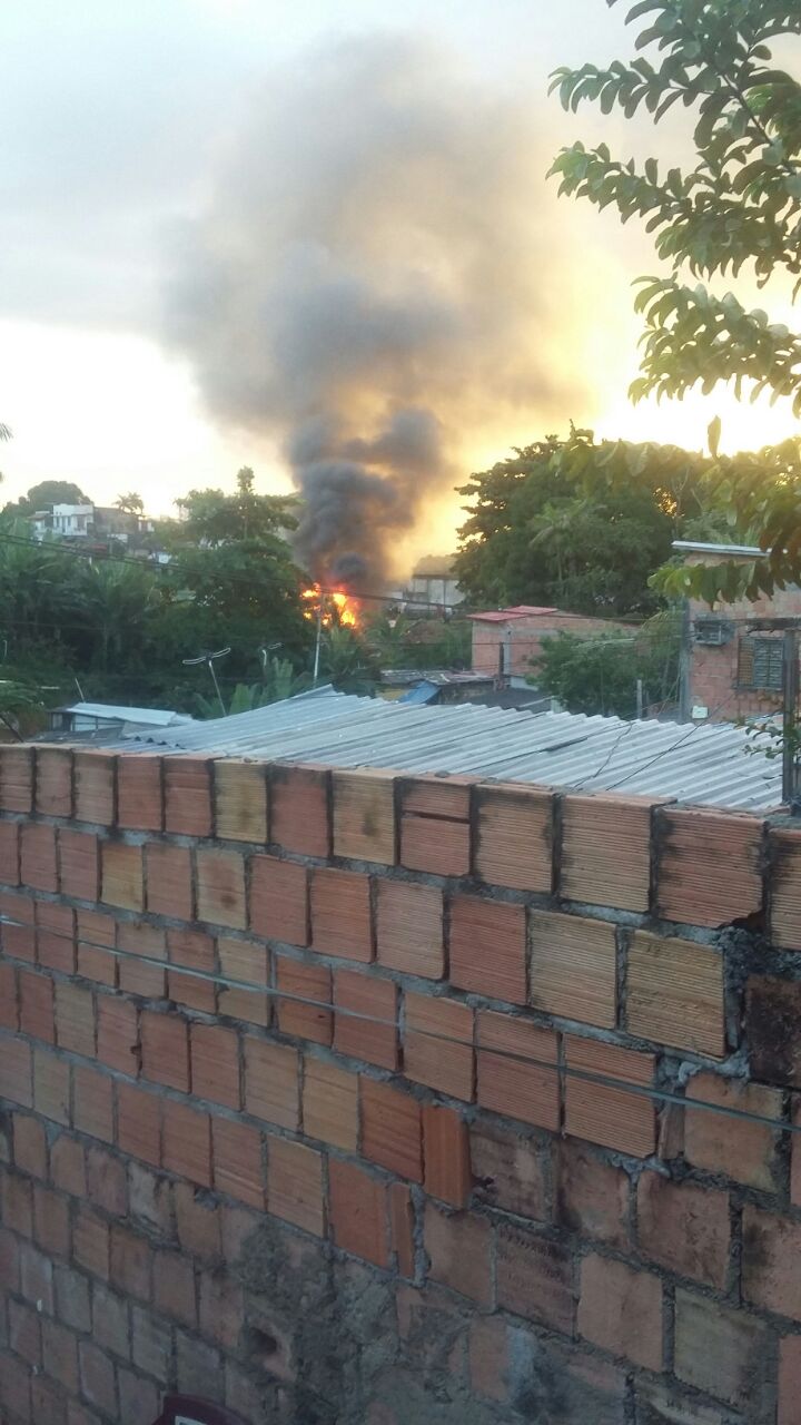 Incêndio em área de risco atinge casas em Manaus