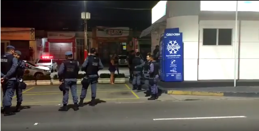 VÍDEO: Funcionários são feitos reféns em posto de gasolina em Manaus