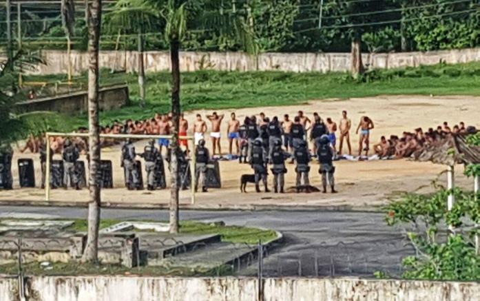 Revista no Compaj encontra detento escondido em forro