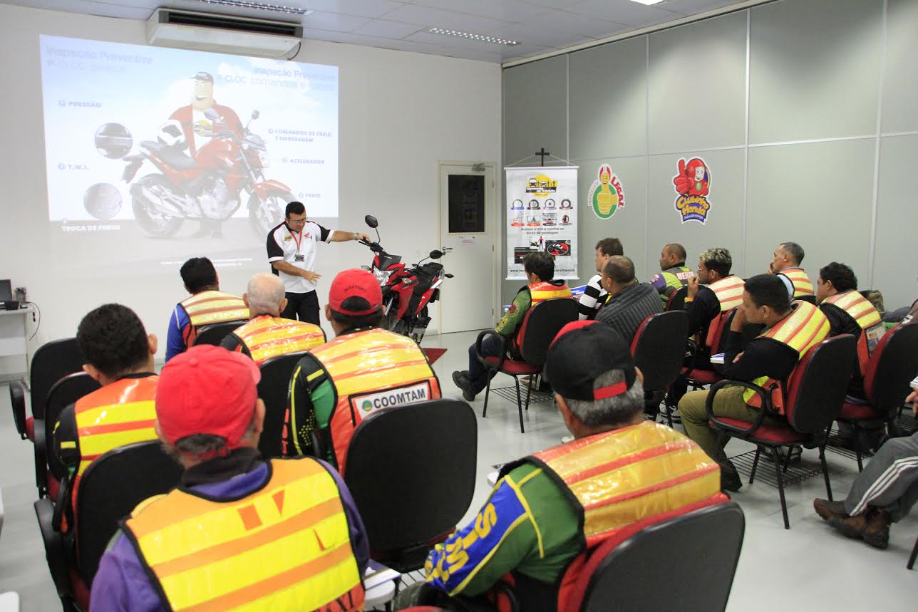 Mototaxistas atualizam informações sobre trânsito seguro