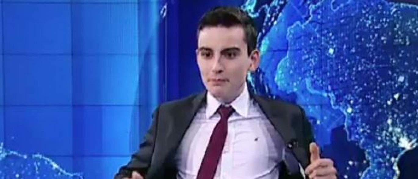 Apresentador do SBT é cortado após fazer 'striptease' ao vivo