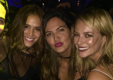 Bruna Marquezine 'se joga' em balada no Rio e fãs questionam: Cadê Neymar?