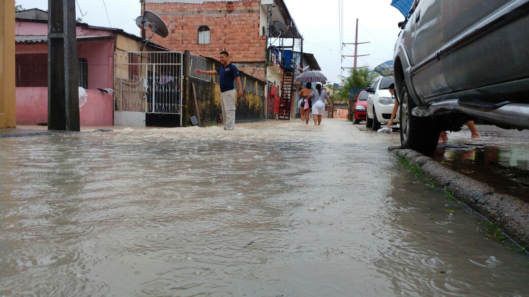 Moradores da Manaus 2000 tentam resgatar carro levado pela chuva