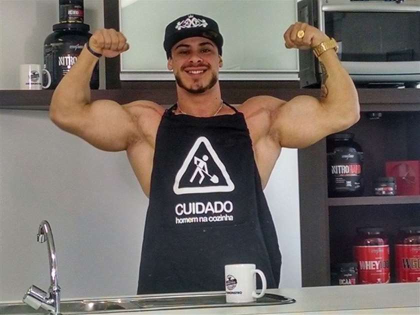 Após polêmica de nude, Léo Stronda é chamado de homofóbico por internautas