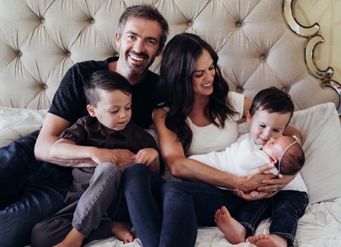 Casal procura babá para dar volta ao mundo com tudo pago 