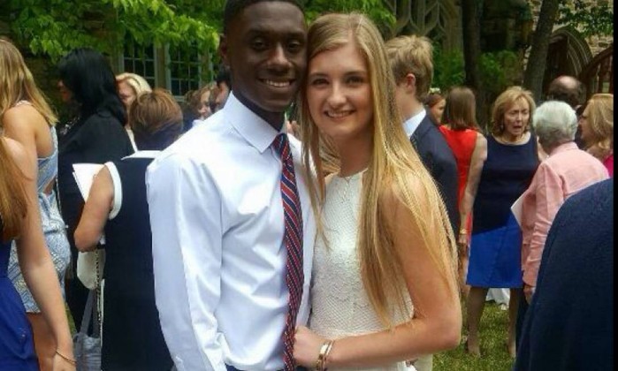 Jovem arrecada R$ 39 mil após pai cortar faculdade por namorar negro