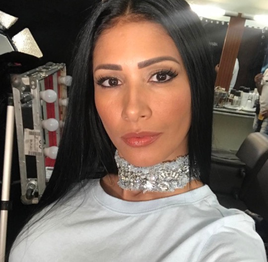 Simaria mostra seios fartos em foto de biquíni 