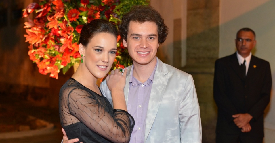 Adriana Birolli é pedida em casamento durante peça