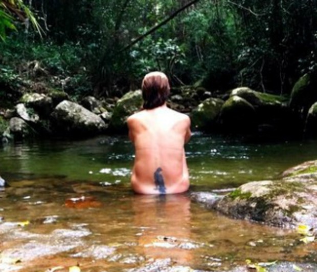  Letícia Spiller posa nua em banho de cachoeira 