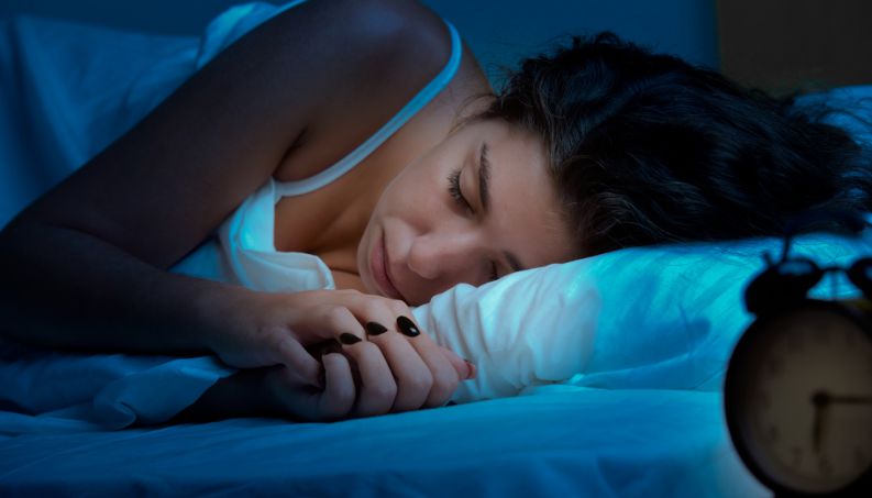 Posição que você dorme pode enrugar mais a pele do rosto e pescoço