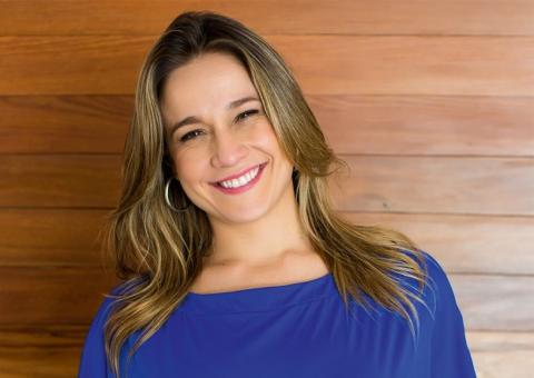 Fernanda Gentil cria meme após flagra na praia com namorada: 'Logo eu'