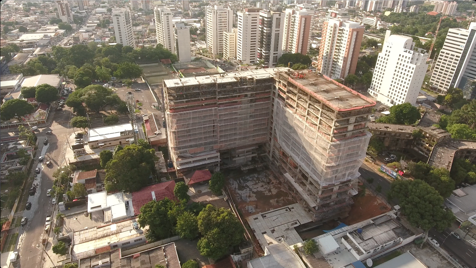 Setor da construção segue mesmo com a crise e empresas aceleram obras no Amazonas
