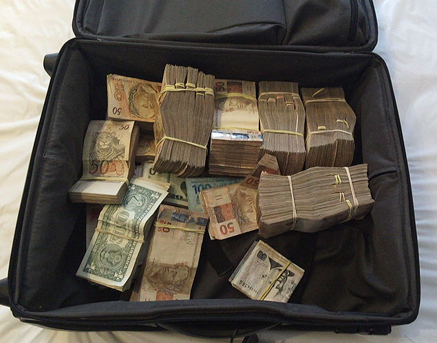  Menina de 12 anos acha mala com R$ 30 mil abandonada em terreno baldio 