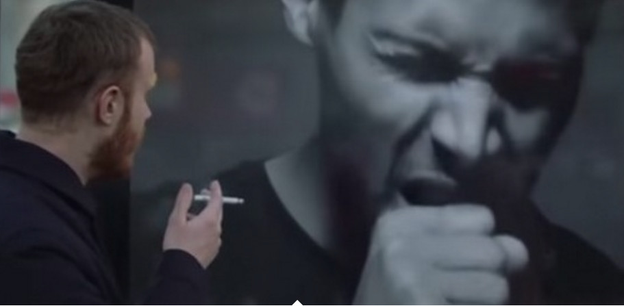 Outdoor criativo coloca pessoa tossindo a cada vez que alguém acende um cigarro próximo