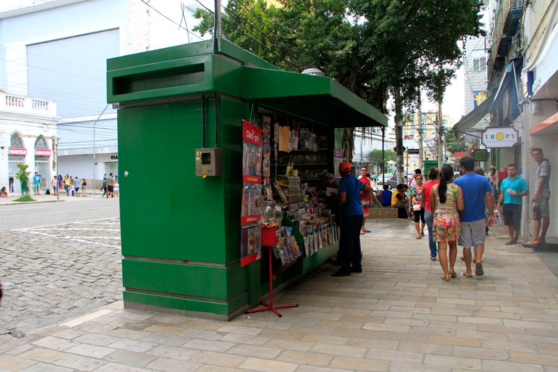 Bancas de revista são substituídas por estruturas padronizadas no centro de Manaus 