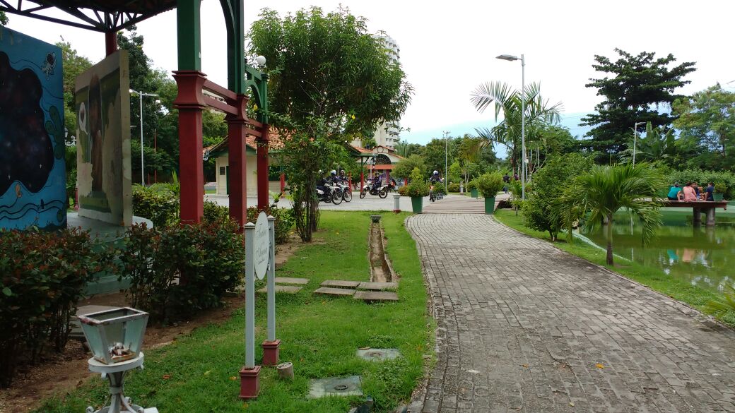 Durante transferência para presídio, detentos pulam de ambulância e fogem em Manaus