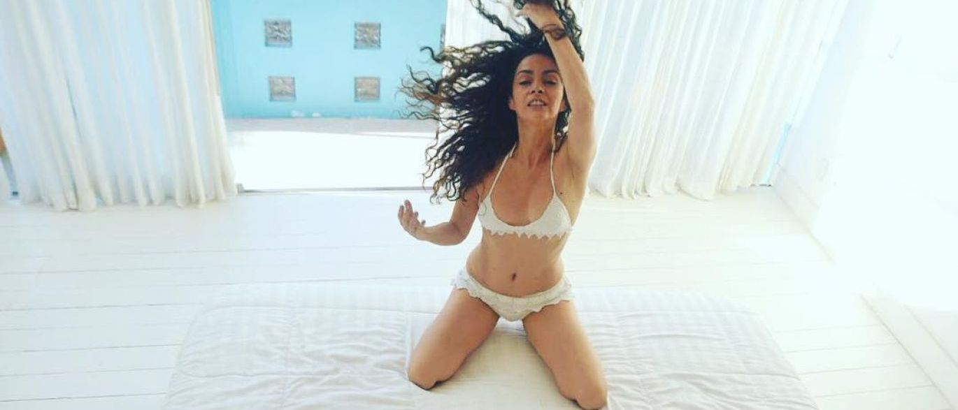 Aos 53 anos, Claudia Ohana exibe boa forma em foto só de lingerie