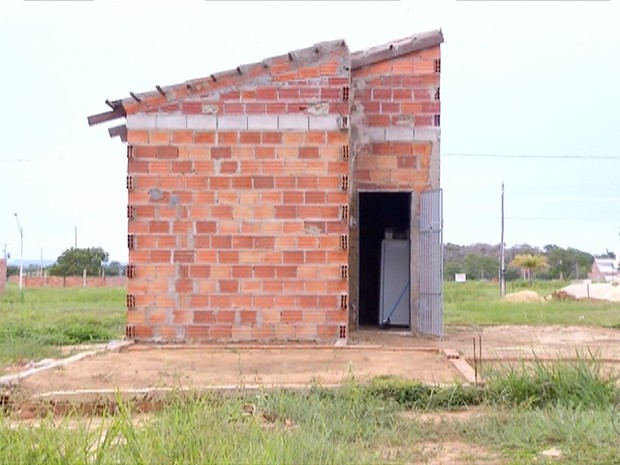 Homem constrói casa própria vendendo jujubas 