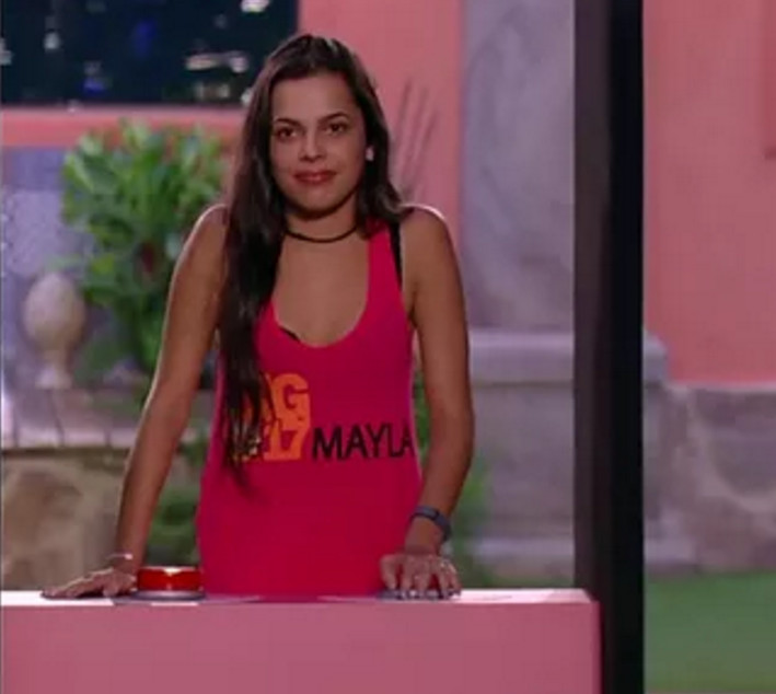Mayla se descuida e mostra demais ao trocar roupa antes de dormir