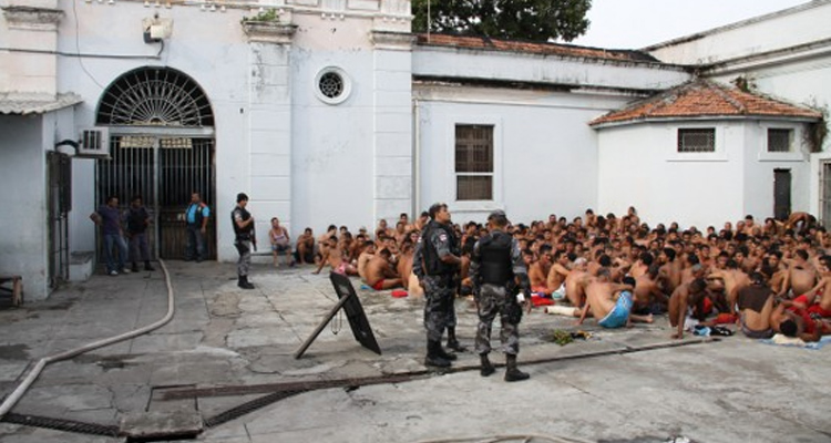 Revista na Vidal Pessoa encontra buraco para fuga e armamento escondido nas celas