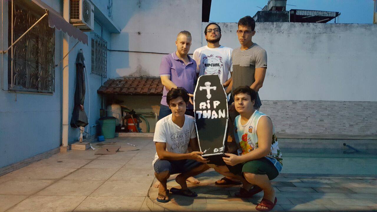 Jovens fazem ‘funeral' e lamentam a perda do amigo que começou a namorar 