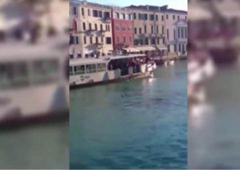 Em Veneza, turistas filmam refugiado africano se afogando e não fazem nada