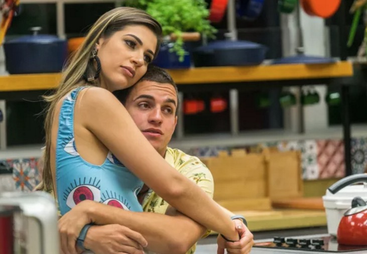 Mãe de Vivian dá bronca após pegação em festa e amizade com Mayara: 'essa não é a minha filha'