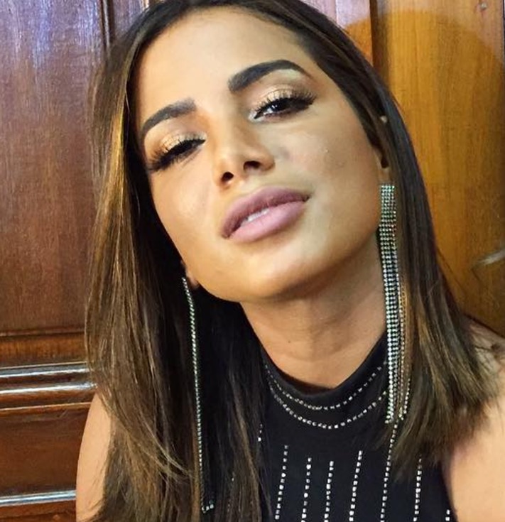 Anitta discute com fã na web após ter preenchimento labial criticado