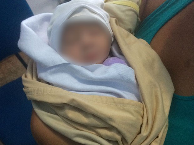  Recém-nascida é salva de se afogar em caixa d'água