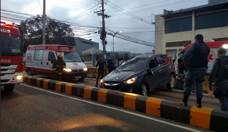 Homem fica preso às ferragens após colisão com 'dente de dragão' em Manaus