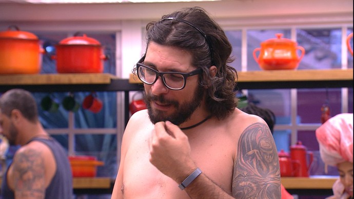 BBB 17: Antonio dispara sobre tatuagem de palhaço de brother: 'Você já matou um policial?'