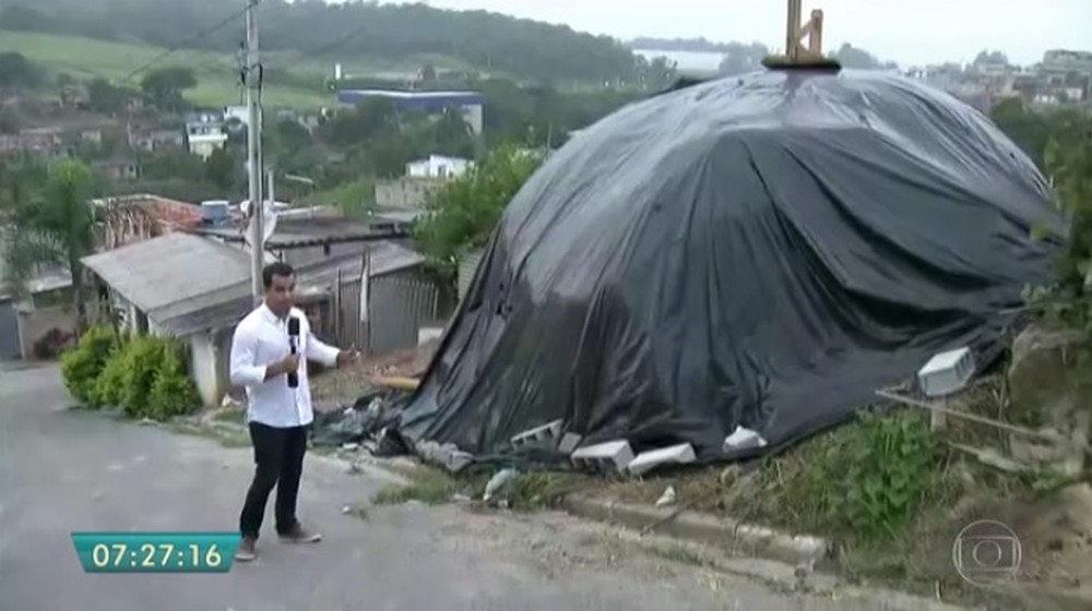  Pedra de 70 toneladas despenca e esmaga carro
