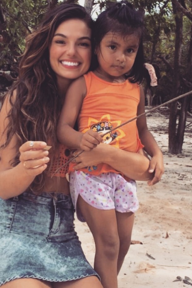 Ísis Valverde posa com manauara durante gravação de novela