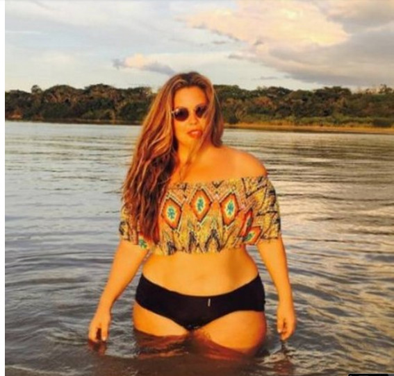 Modelo plus size é acusada de editar foto e detalhe 'revolta' internautas