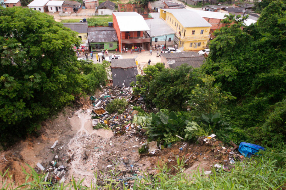 Muro desaba e deixa criança ferida durante forte chuva em Manaus
