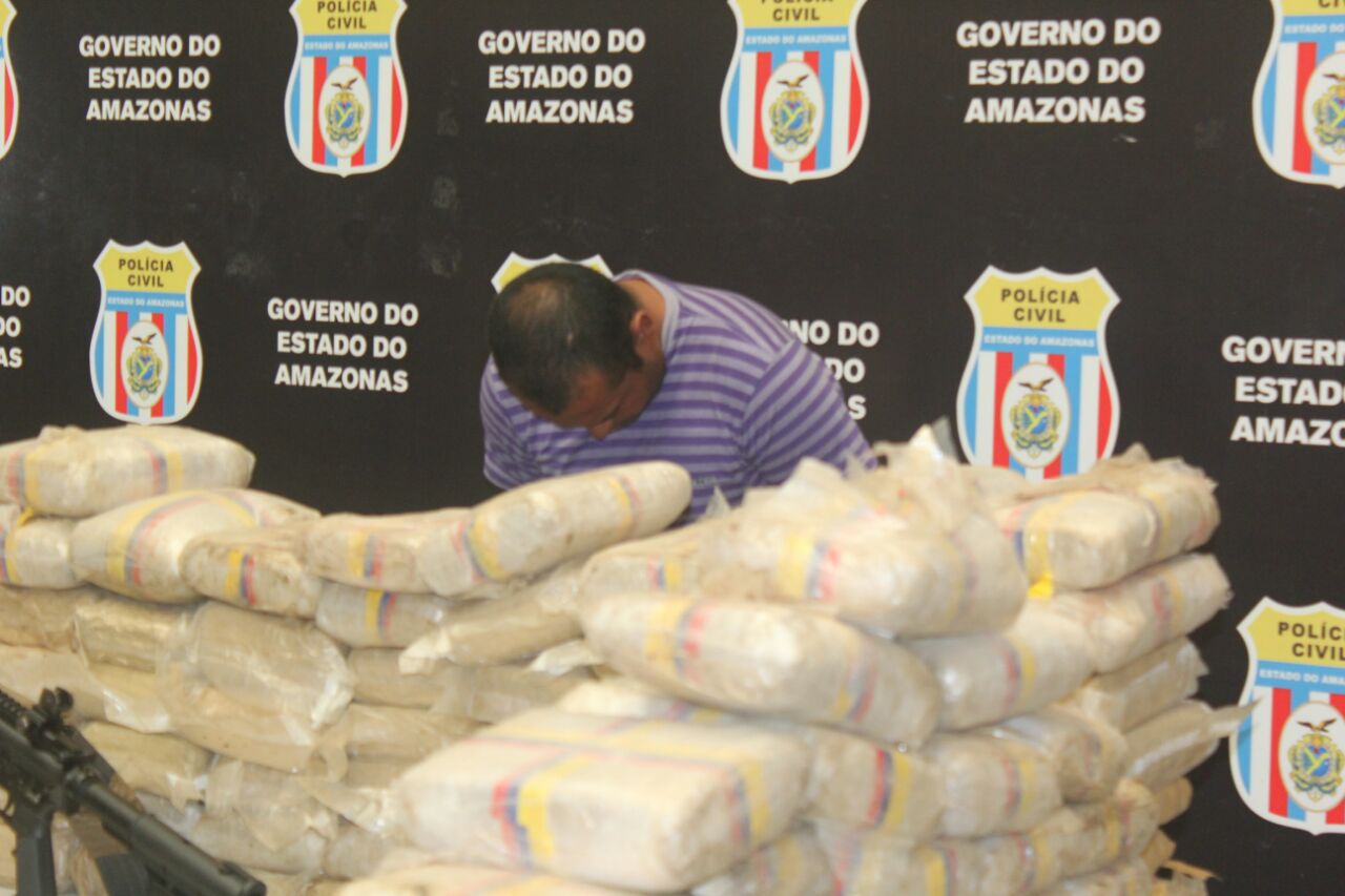 Homem é preso com fuzil americano e revela esconderijo de 500kg de drogas no AM