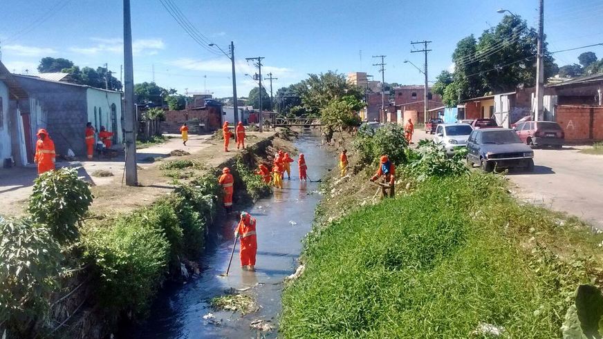 Prefeitura realiza dragagem em 11 igarapés de Manaus