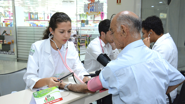 UEA Cidadã oferece serviços gratuitos de saúde em shopping de Manaus nesta sexta